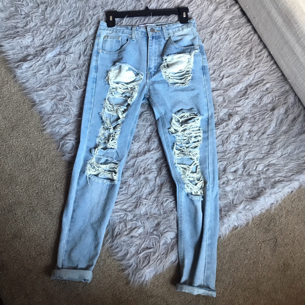 Light wash ripped boyfriends jeans